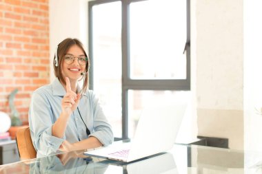 Güzel bir pazarlamacı gururla gülümsüyor ve bir numaralı pozu başarıyla veriyor, kendini lider gibi hissediyor.