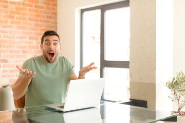 Yakışıklı bir adam son derece şok olmuş ve şaşırmış, endişeli ve paniklemiş, stresli ve dehşete kapılmış görünüyor.