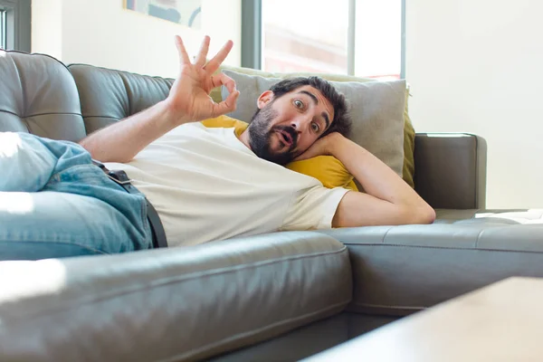 Jovem Barbudo Descansando Sofá — Fotografia de Stock