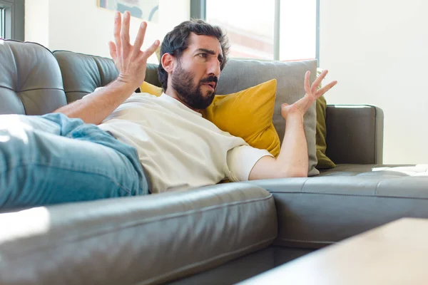 Joven Barbudo Descansando Sofá — Foto de Stock