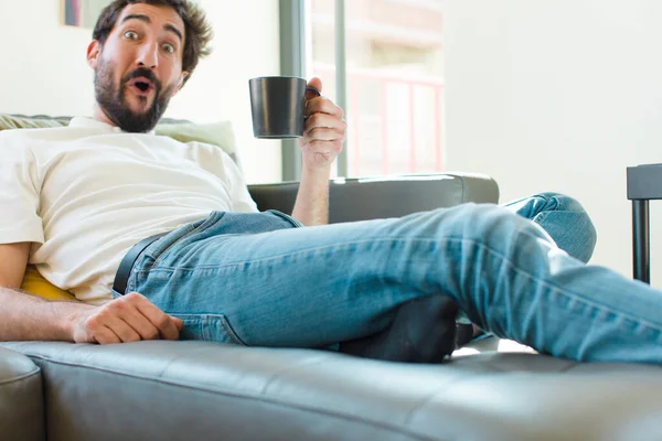 Joven Barbudo Descansando Sofá Con Una Taza Café — Foto de Stock