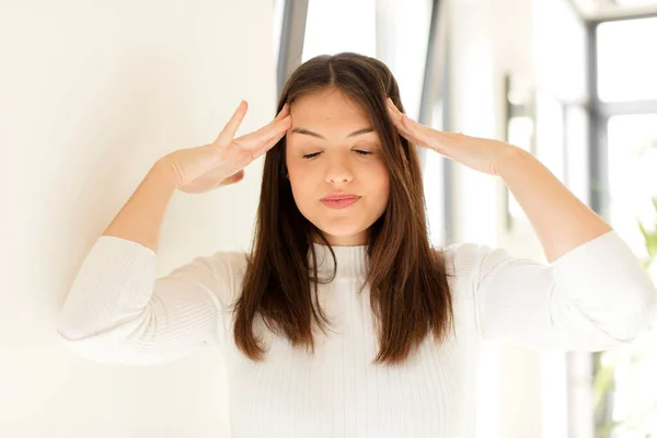 Hübsche Frau Die Konzentriert Nachdenklich Und Inspiriert Wirkt Brainstorming Betreibt — Stockfoto