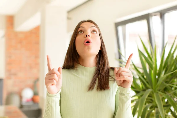 Mujer Bonita Mirando Impactada Asombrada Con Boca Abierta Apuntando Hacia —  Fotos de Stock