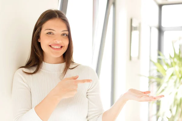 Vacker Kvinna Leende Känna Sig Lycklig Bekymmerslös Och Nöjd Pekar — Stockfoto