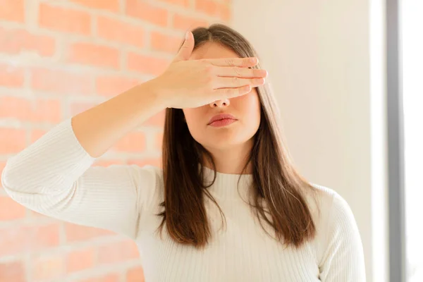 Junge Frau Die Mit Einer Hand Augen Bedeckt Angst Oder — Stockfoto