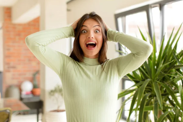 Vacker Kvinna Ser Glad Bekymmerslös Vänlig Och Avslappnad Njuter Livet — Stockfoto