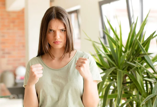 Mujer Bonita Mirando Confiado Enojado Fuerte Agresivo Con Puños Listos — Foto de Stock