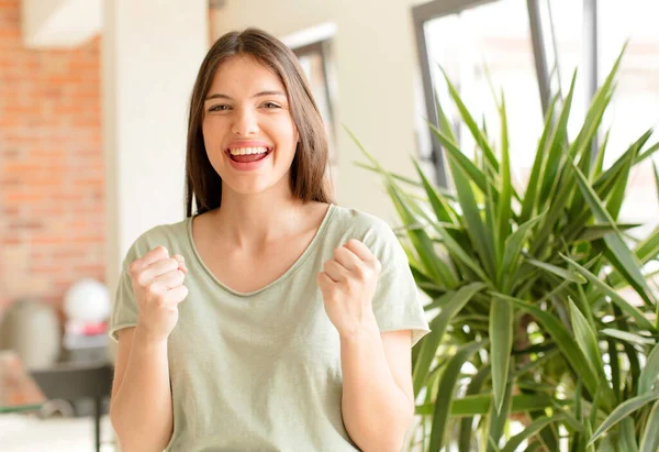 Mujer Bonita Gritando Triunfalmente Riendo Sintiéndose Feliz Emocionada Mientras Celebra — Foto de Stock