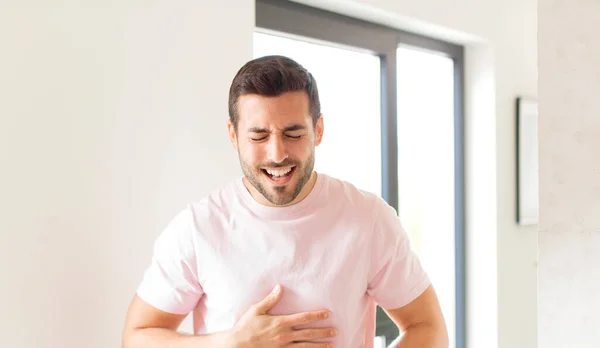 Homem Bonito Rindo Voz Alta Alguma Piada Hilariante Sentindo Feliz — Fotografia de Stock