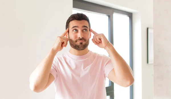 Knappe Man Die Zich Verward Voelt Twijfelt Zich Concentreert Een — Stockfoto