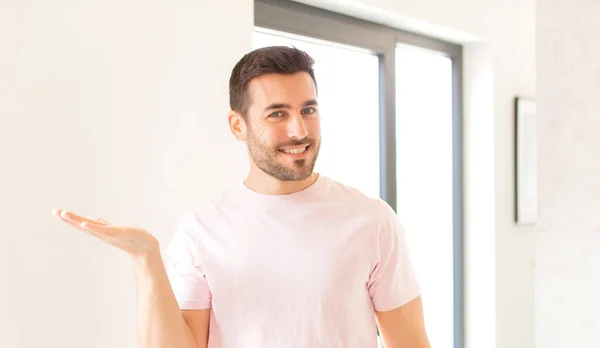 Homem Bonito Sorrindo Sentindo Confiante Bem Sucedido Feliz Mostrando Conceito — Fotografia de Stock