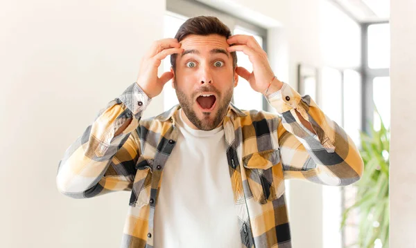 Hombre Guapo Mirando Emocionado Sorprendido Con Boca Abierta Con Ambas —  Fotos de Stock