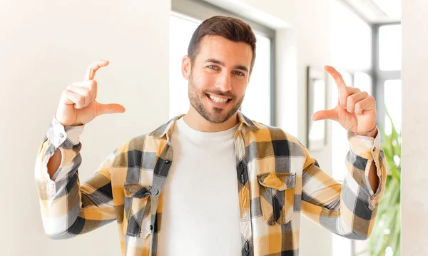 Yakışıklı Bir Adam Kendi Gülüşünü Çiziyor Iki Eliyle Olumlu Mutlu — Stok fotoğraf