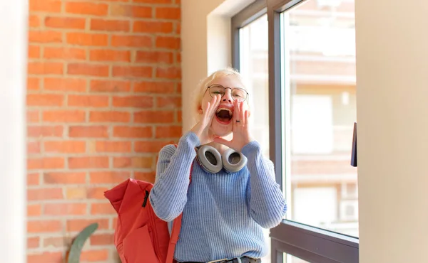 Güzel Öğrenci Mutlu Heyecanlı Pozitif Hissediyor Elleri Ağızda Bağırarak Bağırıyor — Stok fotoğraf