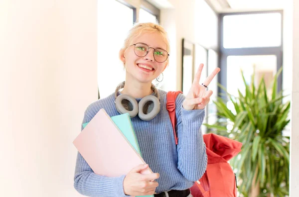 Estudante Bonita Sorrindo Olhando Amigável Mostrando Número Dois Segundo Com — Fotografia de Stock