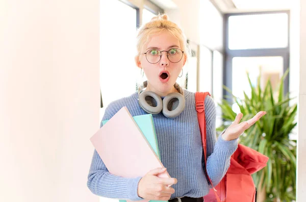 Mooie Student Open Mond Verbaasd Geschokt Verbaasd Met Een Ongelooflijke — Stockfoto