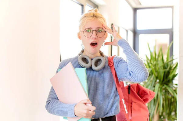 Mooie Student Die Gelukkig Uitziet Verbaasd Verrast Glimlachend Realiserend Geweldig — Stockfoto