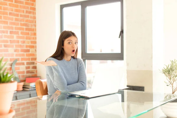 Bella Donna Guardando Sorpreso Scioccato Con Mascella Caduto Tenendo Oggetto — Foto Stock