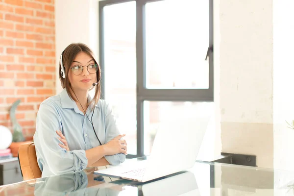 Ganska Telemarketer Rycka Känsla Förvirrad Och Osäker Tvivlar Med Armarna — Stockfoto