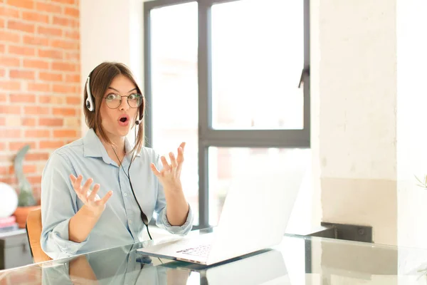Pretty Telemarketer Open Mouthed Amazed Shocked Astonished Unbelievable Surprise — Stock Photo, Image