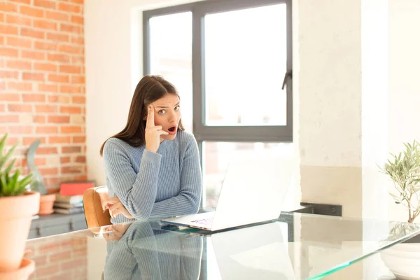 Bella Donna Guardando Sorpreso Bocca Aperta Scioccato Realizzare Nuovo Pensiero — Foto Stock