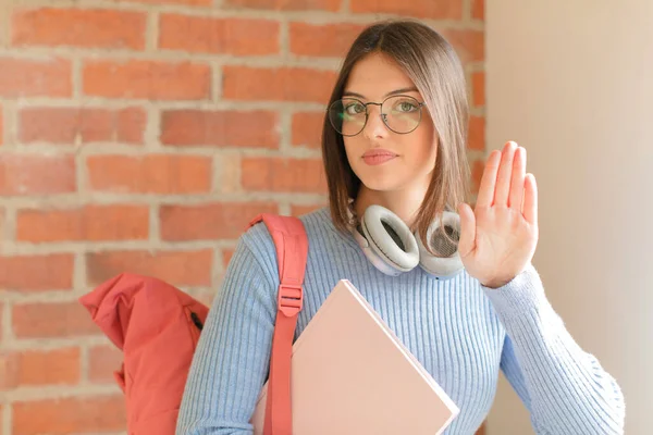 Mooie Student Kijken Serieus Streng Ontevreden Boos Tonen Open Palm — Stockfoto