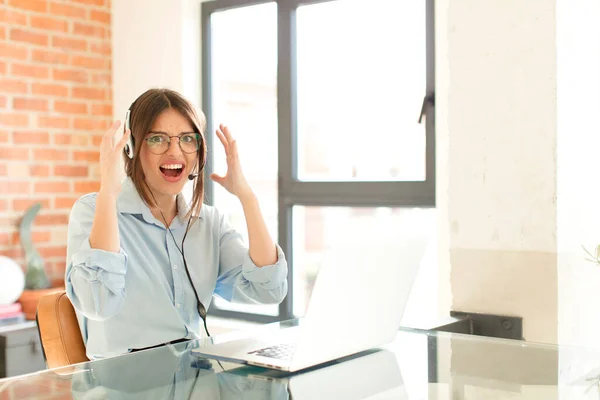 Ganska Telemarketer Skriker Med Händerna Upp Luften Känner Sig Rasande — Stockfoto