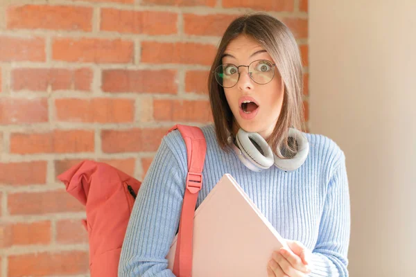 Mooie Student Kijken Zeer Geschokt Verrast Staren Met Open Mond — Stockfoto