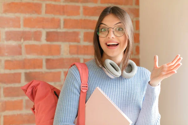 Mooie Student Die Zich Gelukkig Verrast Vrolijk Voelt Glimlacht Met — Stockfoto