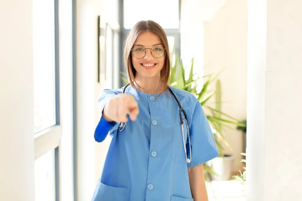 Mooie Verpleegster Wijzen Naar Camera Met Een Tevreden Zelfverzekerde Vriendelijke — Stockfoto