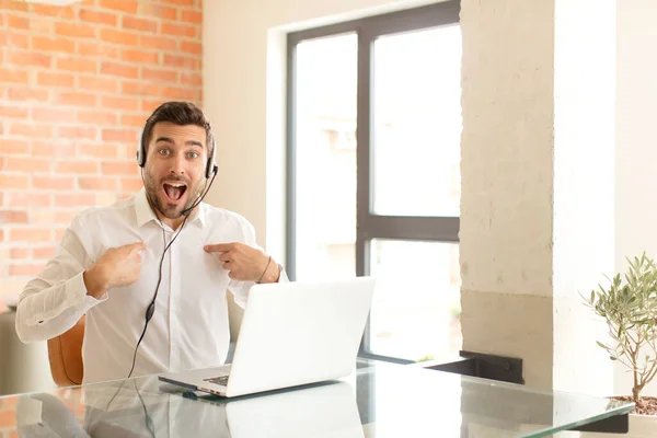 Knappe Telemarketer Die Zich Gelukkig Verrast Trots Voelt Wijzend Naar — Stockfoto