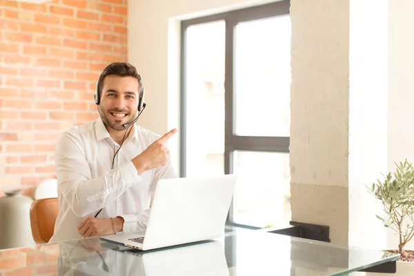 Belo Telemarketer Sorrindo Alegremente Sentindo Feliz Apontando Para Lado Para — Fotografia de Stock