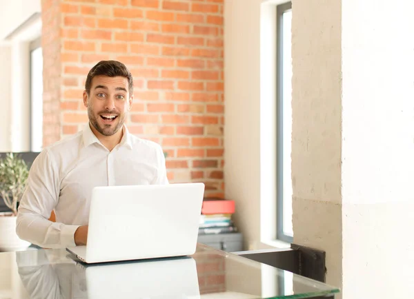 Stilig Affärsman Ser Glad Och Positivt Överraskad Upphetsad Med Fascinerad — Stockfoto