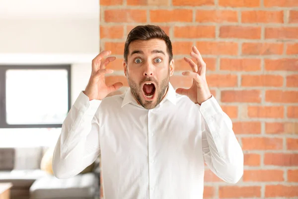 Przystojny Biznesmen Krzycząc Rękami Górze Czując Wściekły Sfrustrowany Zestresowany Zdenerwowany — Zdjęcie stockowe