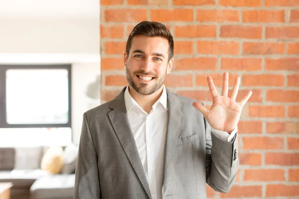 Hombre Negocios Guapo Sonriendo Buscando Amigable Mostrando Número Cinco Quinto —  Fotos de Stock