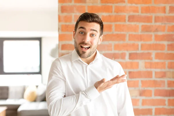 Bonito Empresário Sorrindo Alegremente Sentindo Feliz Mostrando Conceito Espaço Cópia — Fotografia de Stock