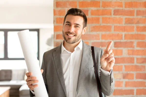 Arquitecto Guapo Sonriendo Buscando Amigable Mostrando Número Uno Primero Con — Foto de Stock