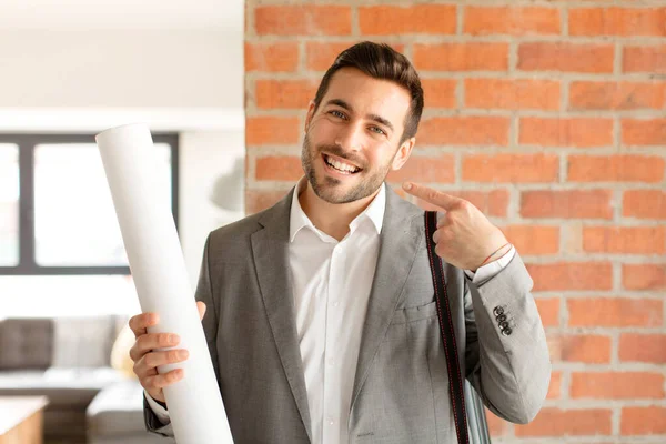 Arquiteto Bonito Sorrindo Confiantemente Apontando Para Próprio Sorriso Largo Positivo — Fotografia de Stock