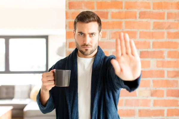 Schöner Mann Der Ernst Streng Unzufrieden Und Wütend Aussieht Und — Stockfoto