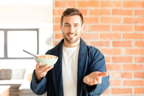 Homem Bonito Sorrindo Feliz Com Amigável Confiante Olhar Positivo Oferecendo — Fotografia de Stock