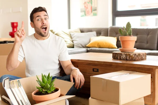 Hombre Guapo Sentirse Como Genio Feliz Emocionado Después Darse Cuenta — Foto de Stock