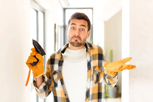 Handyman Feeling Puzzled Confused Doubting Weighting Choosing Different Options Funny — Stock Photo, Image
