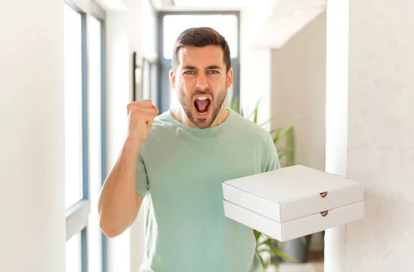 Hombre Guapo Gritando Agresivamente Con Una Expresión Enojo Con Los — Foto de Stock