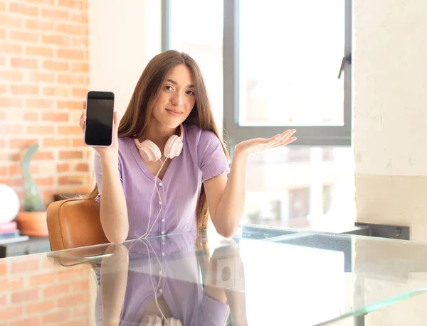 Pretty Woman Feeling Puzzled Confused Doubting Weighting Choosing Different Options — Stock Photo, Image