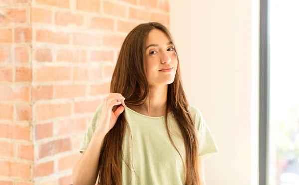 Bonita Mulher Olhando Arrogante Bem Sucedido Positivo Orgulhoso Apontando Para — Fotografia de Stock