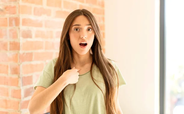 Mujer Bonita Mirando Sorprendido Sorprendido Con Boca Abierta Apuntando Mismo —  Fotos de Stock