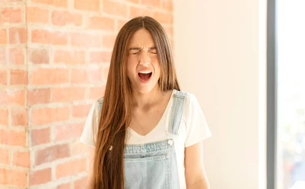 Mulher Bonita Gritando Agressivamente Olhando Muito Com Raiva Frustrado Indignado — Fotografia de Stock