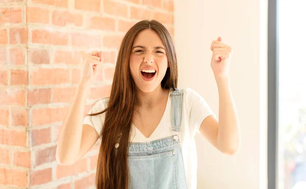 Mooie Vrouw Schreeuwen Agressief Met Een Boze Uitdrukking Met Vuisten — Stockfoto