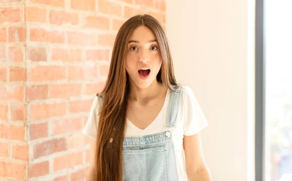 Mujer Bonita Mirando Muy Sorprendido Sorprendido Mirando Con Boca Abierta —  Fotos de Stock