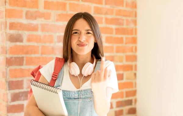 Zich Boos Geïrriteerd Opstandig Agressief Voelen Middelvinger Omdraaien Terugvechten — Stockfoto